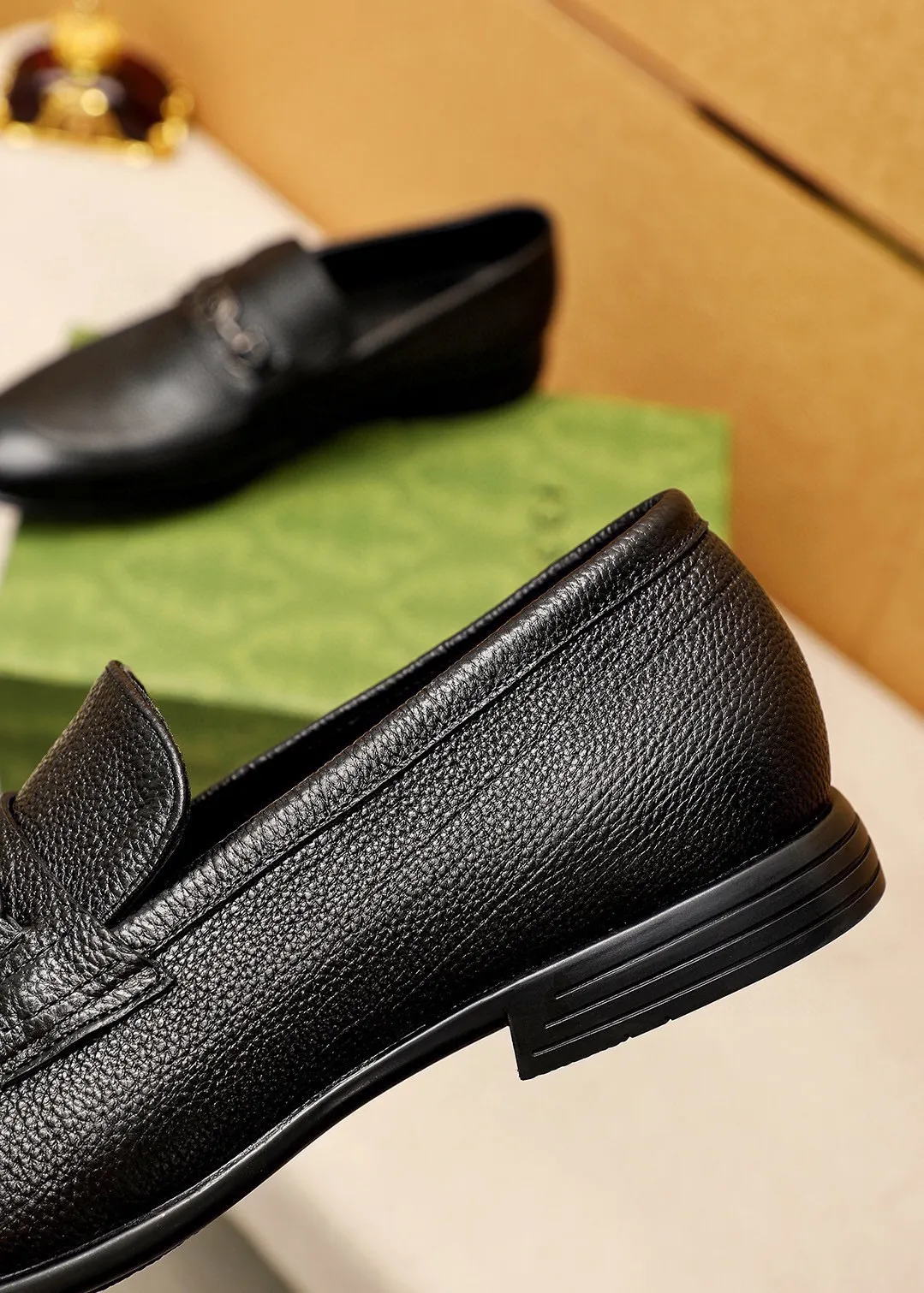 Men's shoes 💰460 💐 Product trademark: GUCCI "Gucci" casual leather shoes Regular size: 39-44 (38.45.46🉑️Customized) Product materials: Selected imported first-layer calfskin upper + luxury hardware buckle, imported cowhide leather lining. Strong three-dimensional visual effect, rubber outsole Color: 1⃣️color optional